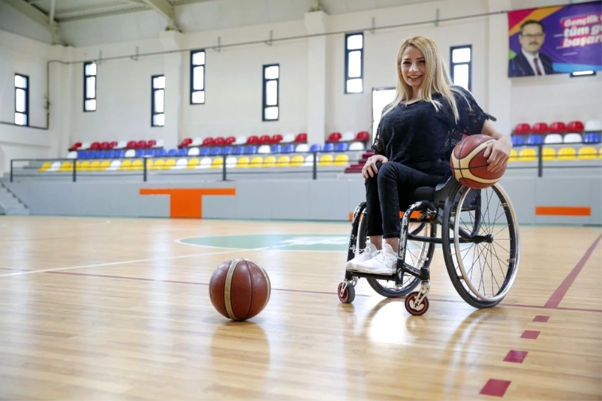 Başakşehirli Latife Selin Şahin, Avrupa\'da forma giyecek ilk Türk kadın basketbolcu oldu
