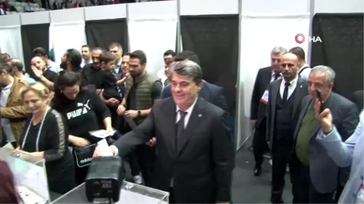 Beşiktaş\'ta başkan adaylarından Serdal Adalı oyunu kullandı