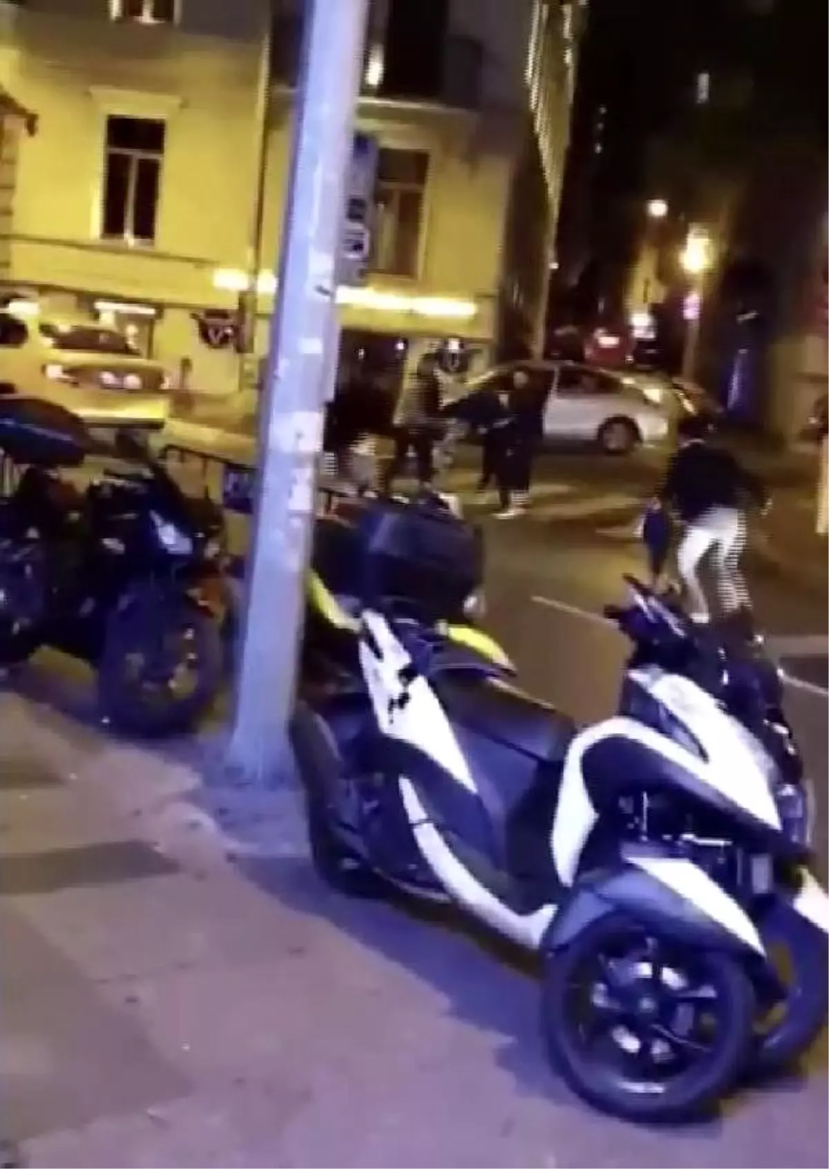 Beyoğlu\'nda kemerli kavga kamerada