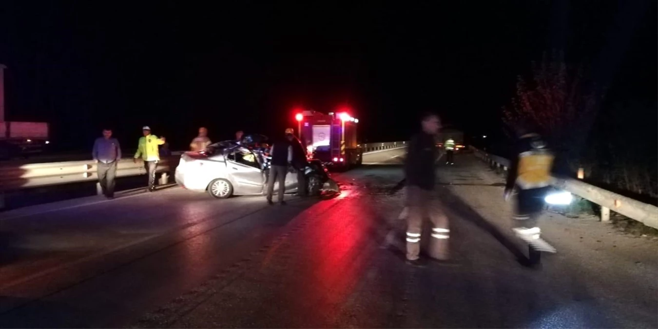 Bursa\'da otomobil tıra çarptı: 1 ölü, 4 yaralı