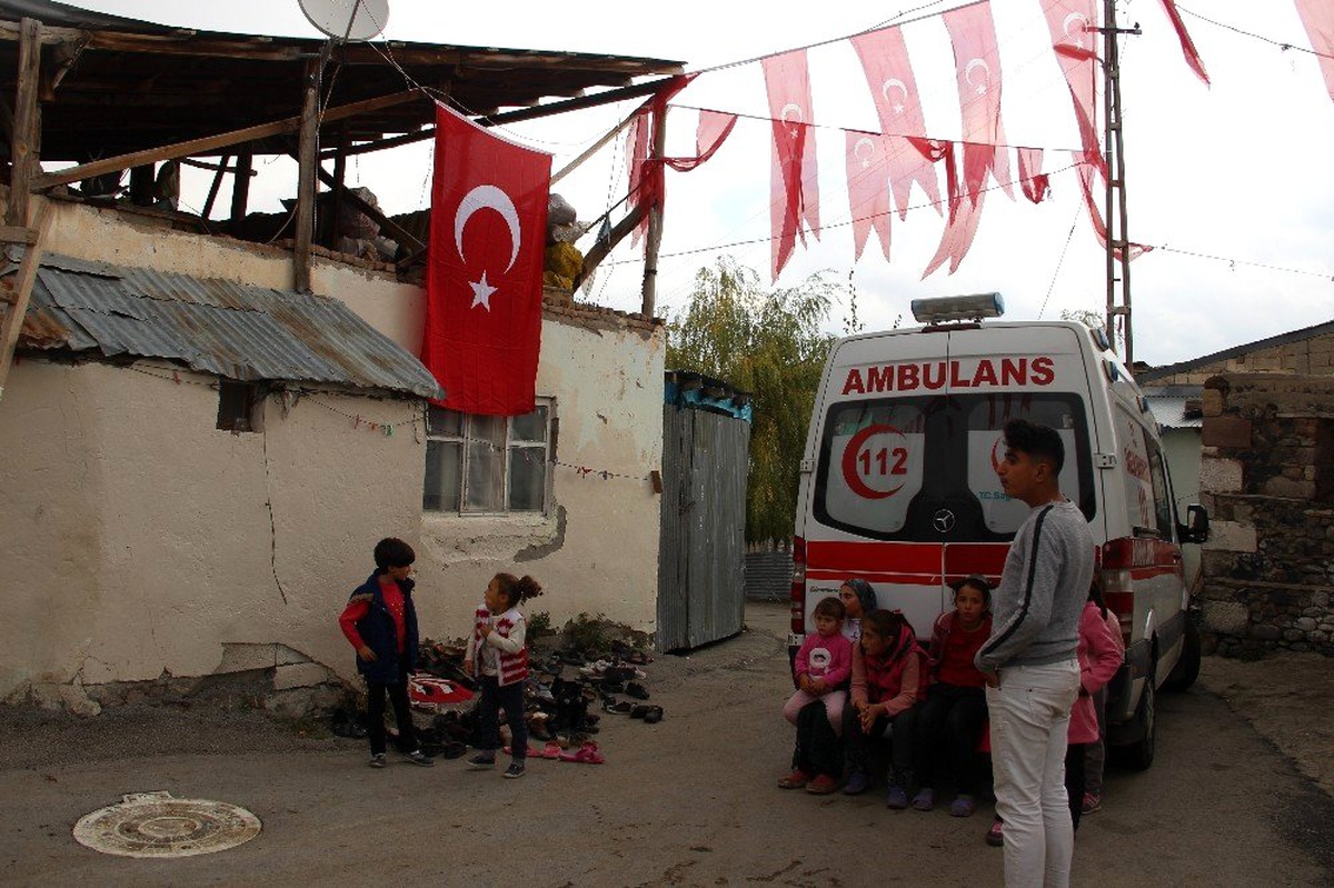 Erzurumlu şehidin baba evine Türk bayrağı asıldı