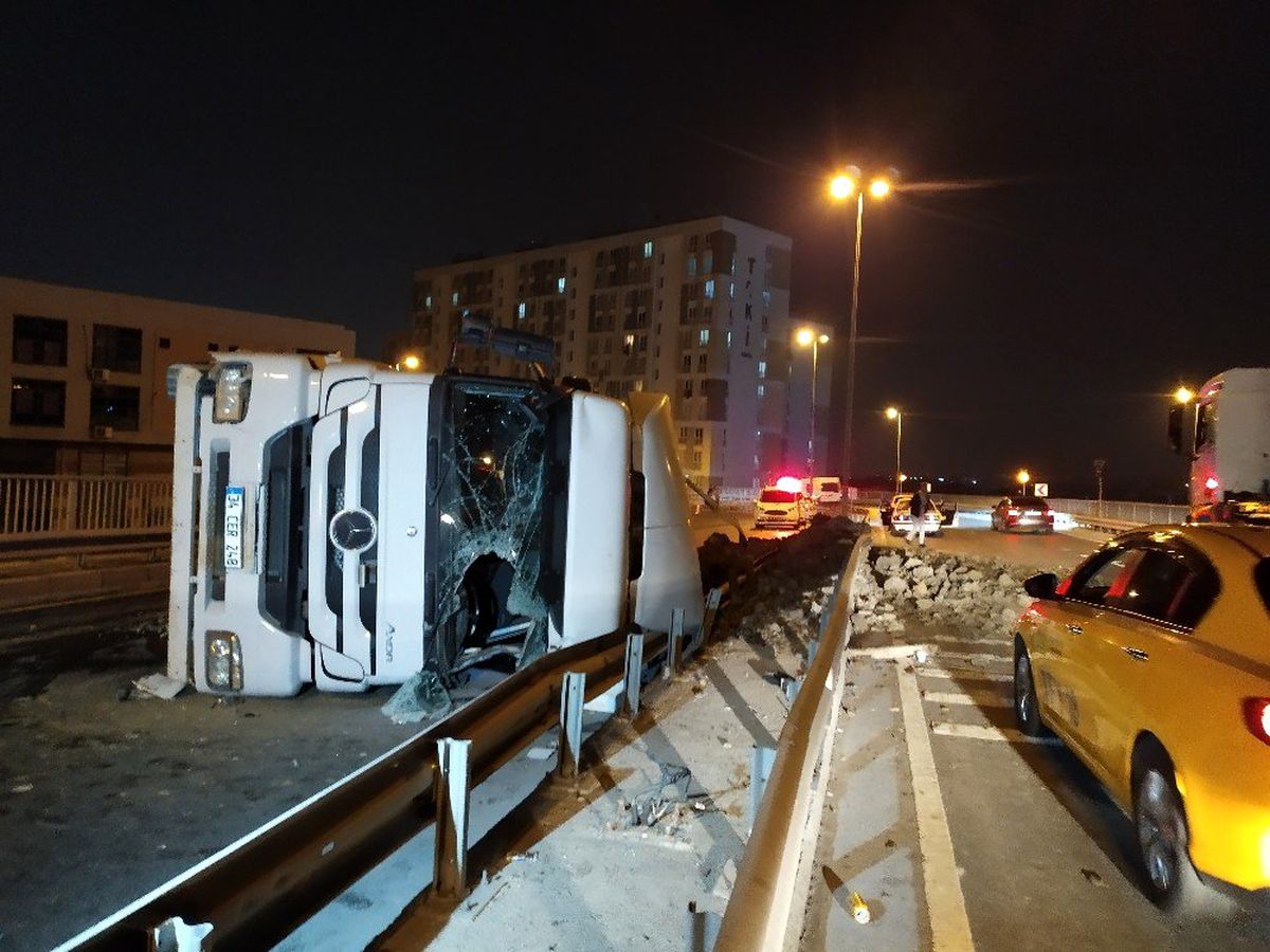 Esenler\'de hafriyat kamyonu devrildi: 1 ağır yaralı