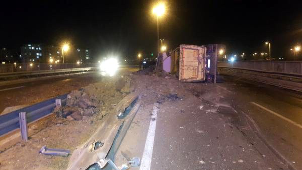 Esenler\'de toprak yüklü hafriyat kamyonu devrildi: 1 yaralı