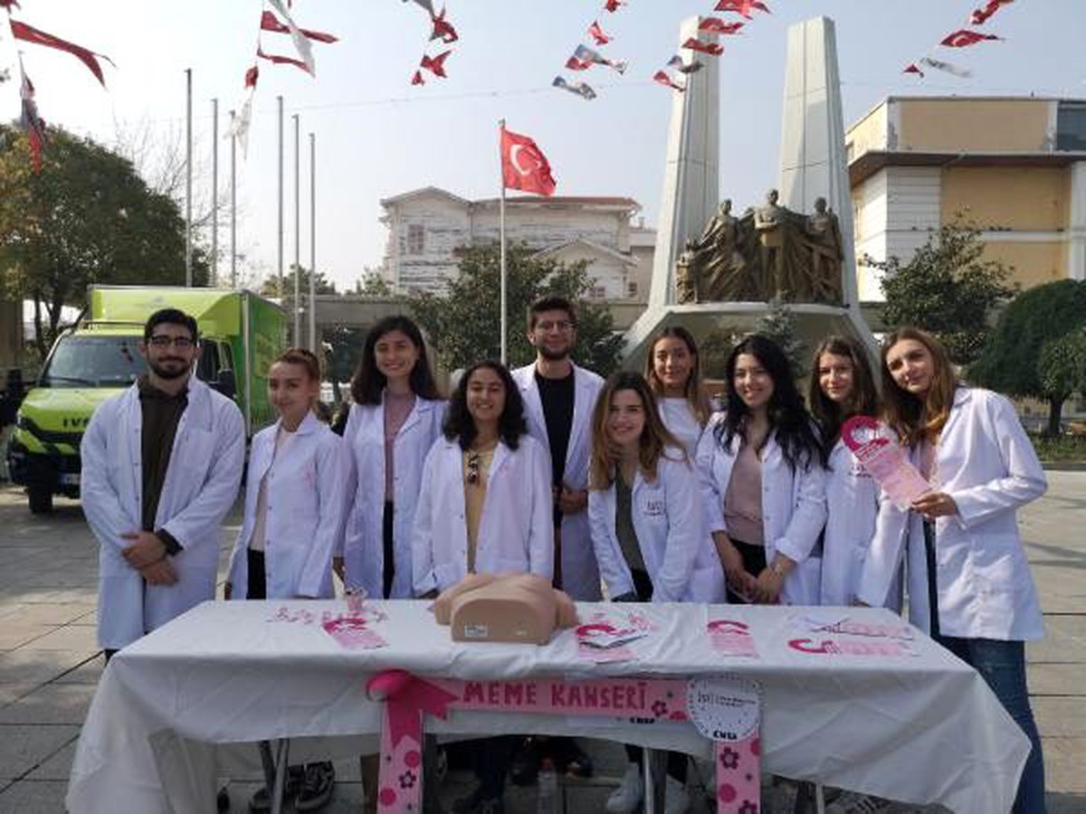 Genç tıpçılar meme kanseri için sokakta