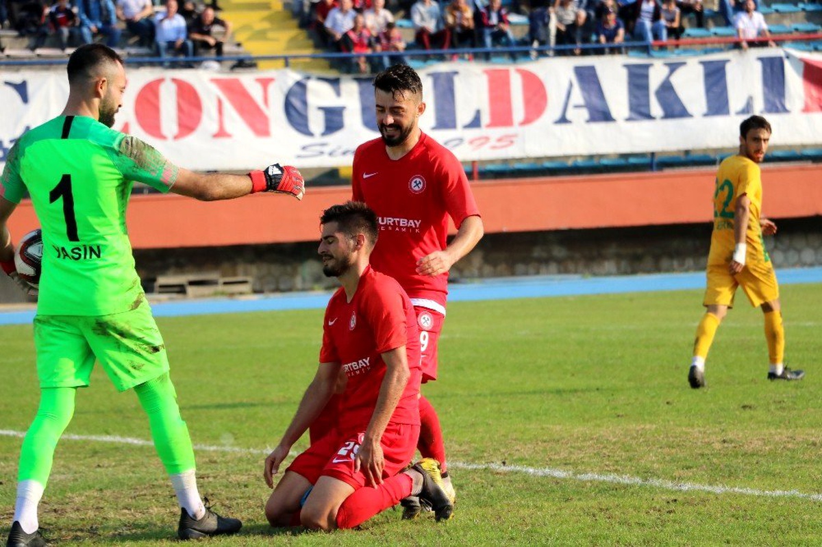 Gol kaçıran oyuncuyu rakip takım kalecisi kollarında teselli etti