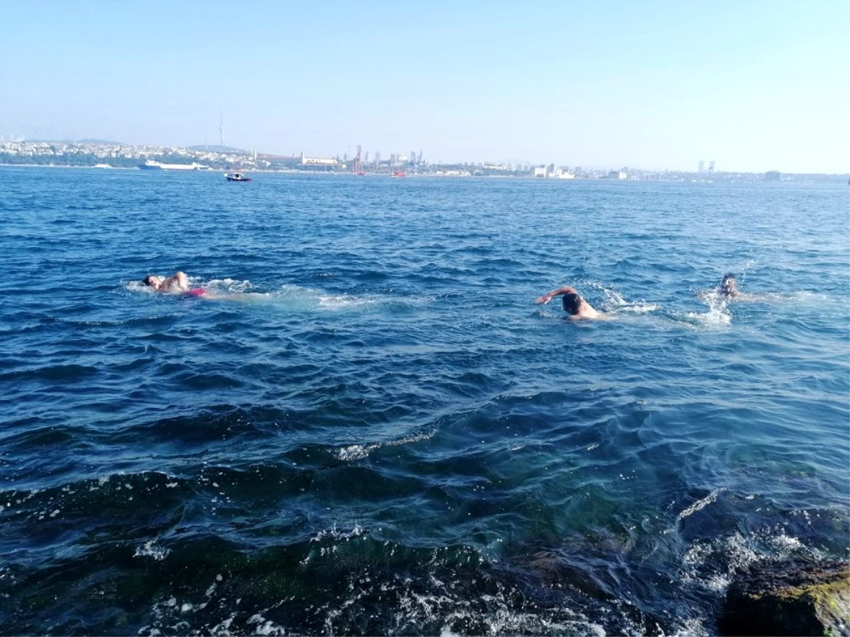 Güneşi gören vatandaşlar Sarayburnu\'nda deniz girdi