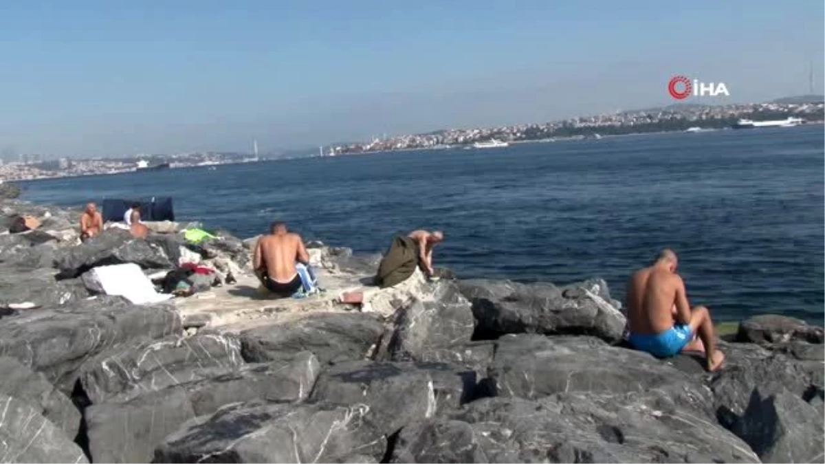 Güneşi gören vatandaşlar Sarayburnu\'nda deniz girdi