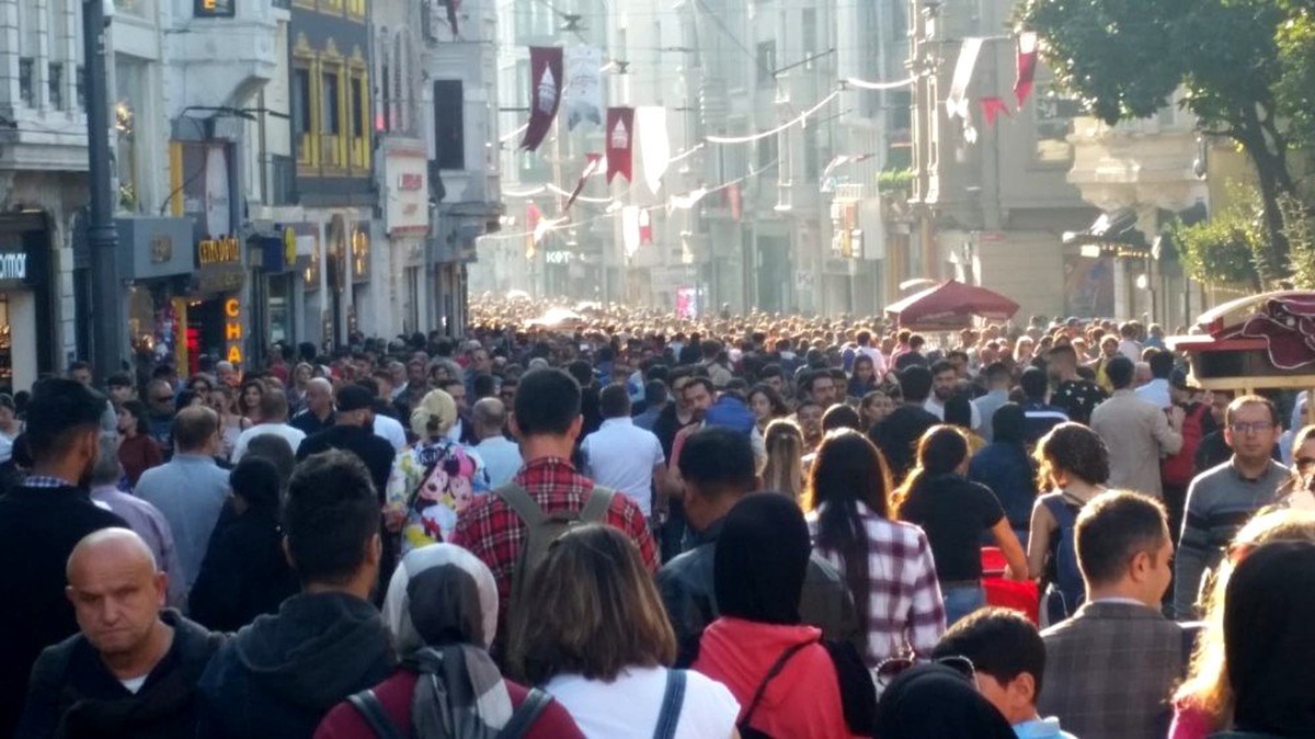 Güneşli havayı fırsat bilenler İstiklal Caddesi\'ne akın etti