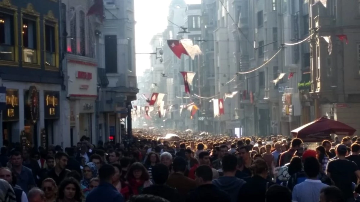 Güneşli havayı fırsat bilenler İstiklal Caddesi\'ne akın etti