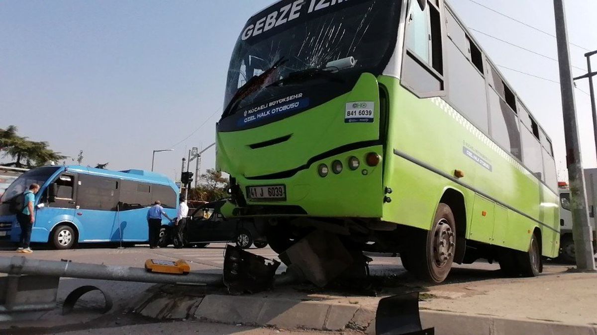 Hafif ticari araç halk otobüsüne çarptı: 3 yaralı