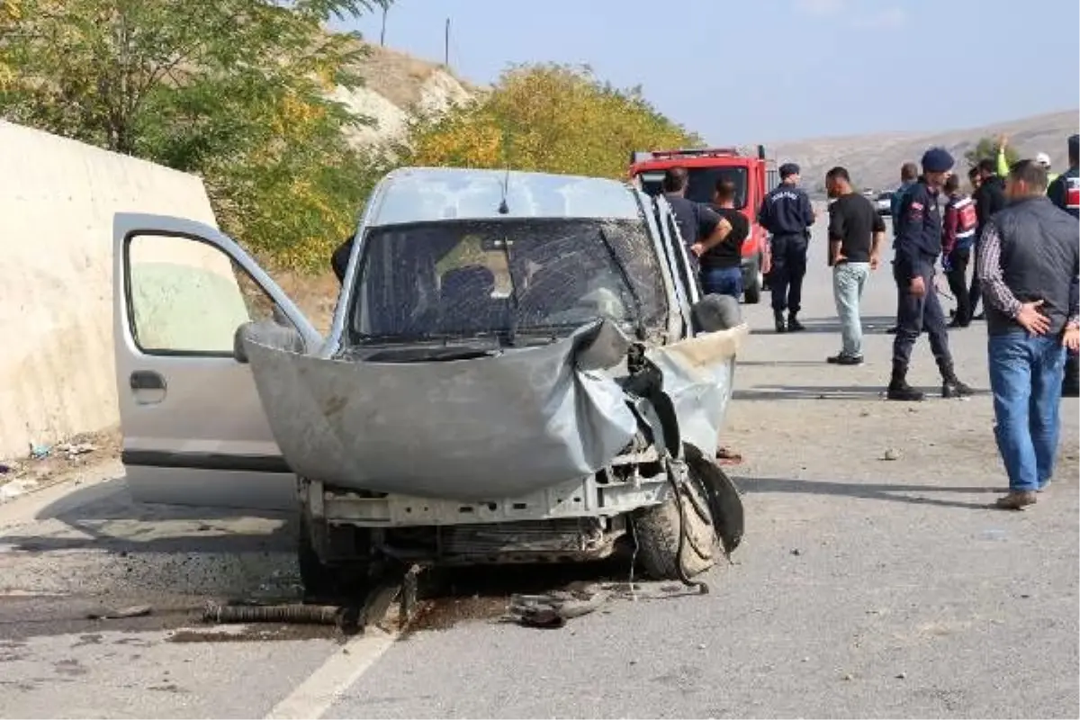 Hafif ticari araç takla attı: 1 ölü, 2 yaralı