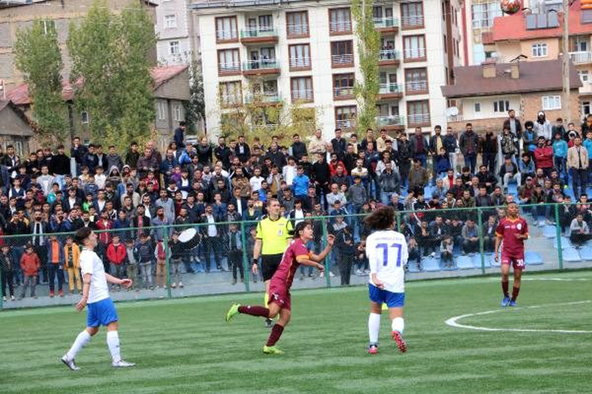 Hakkari\'de kadın futbolculara tribünden büyük destek