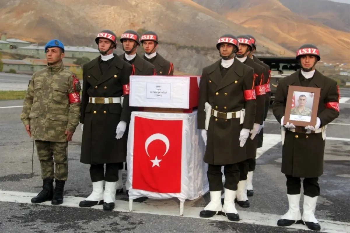 Hakkari\'de şehit olan asker törenle memleketine uğurlandı