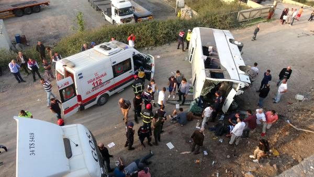 İstinat duvarını aşan işçi servisi, yola devrildi: 7 yaralı