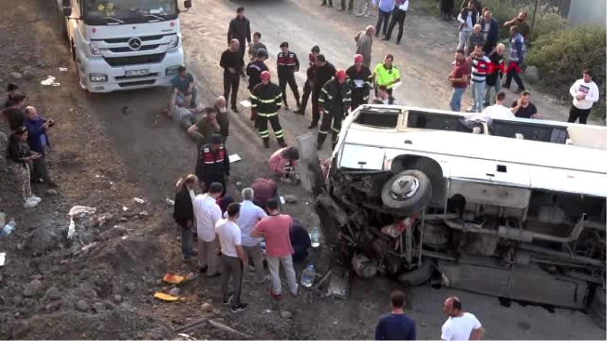 İstinat duvarını aşan işçi servisi, yola devrildi: 7 yaralı