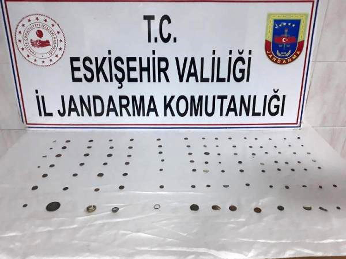 Jandarmanın durdurduğu otomobilde 100 sikke ele geçirildi