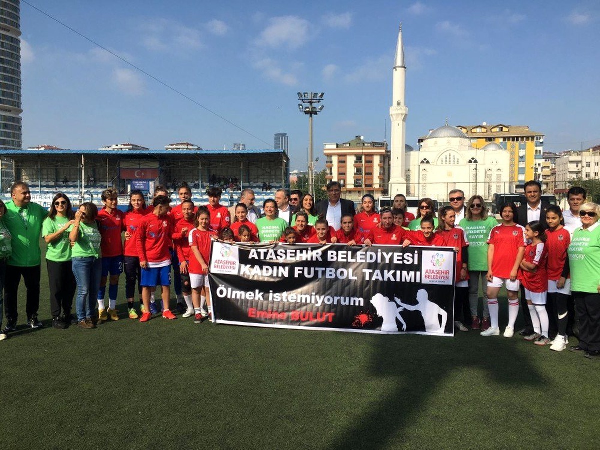 Kadın futbolcular \'Kadına şiddete hayır\' tişörtleriyle maça çıktı