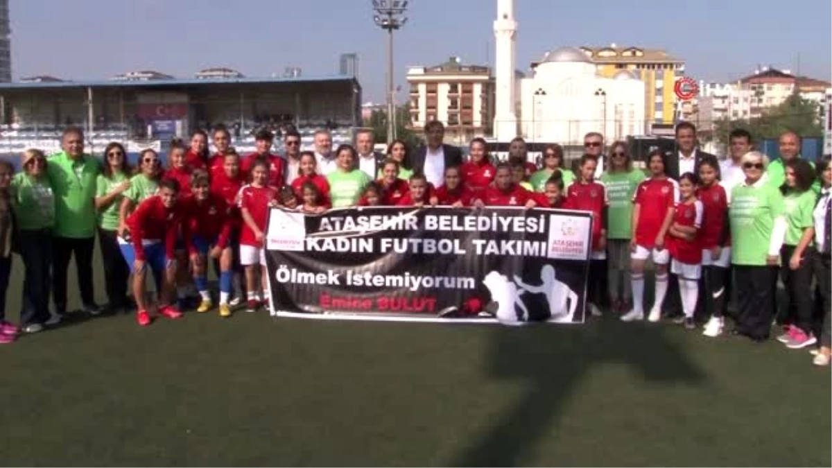Kadın futbolcular \'Kadına şiddete hayır\' tişörtleriyle maça çıktı