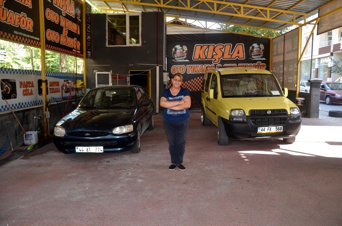 Kadın oto yıkamacı erkeklere taş çıkartıyor