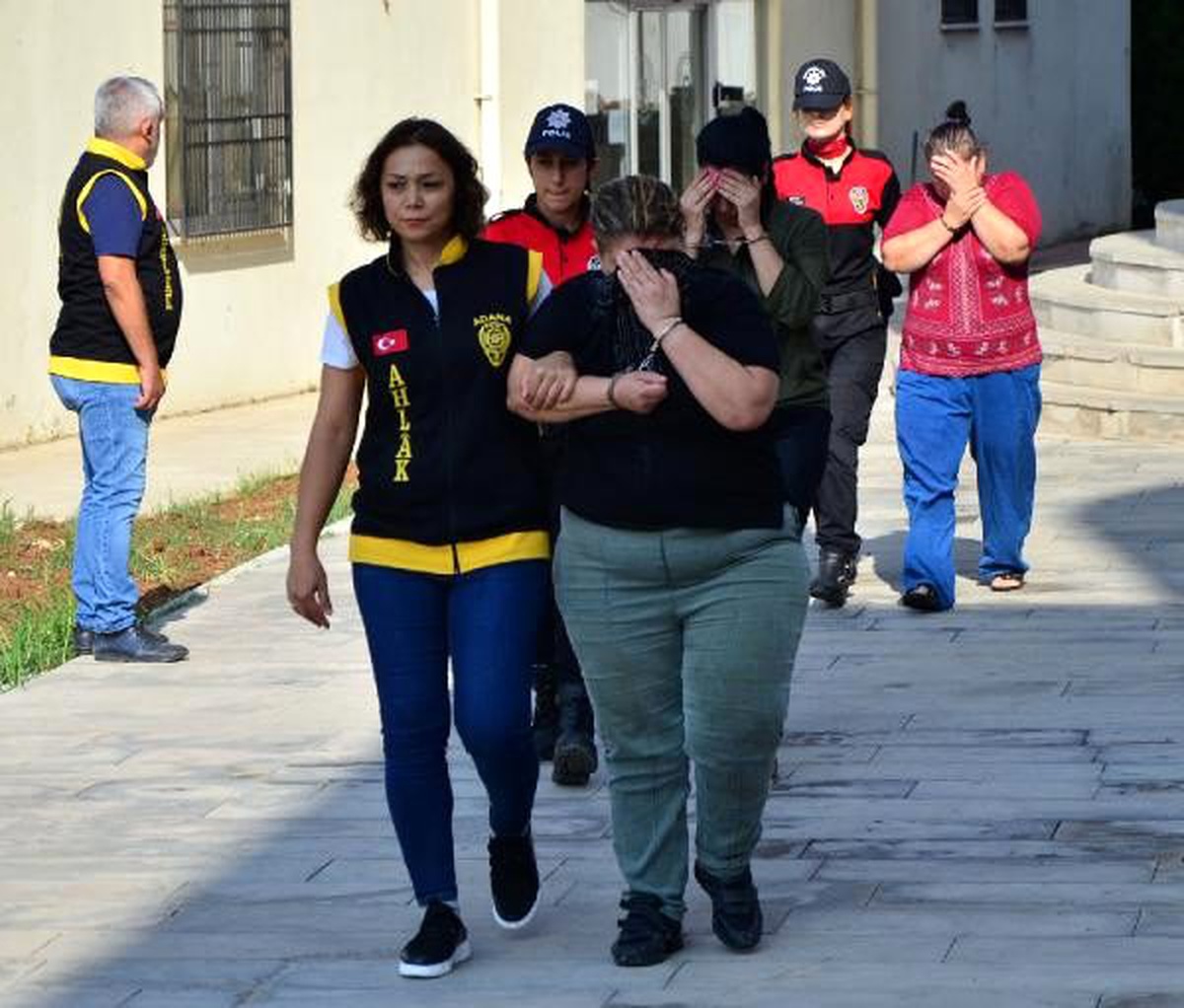 Kadınlara \'lüks otomobil\' isimleri veren fuhuş çetesine operasyon