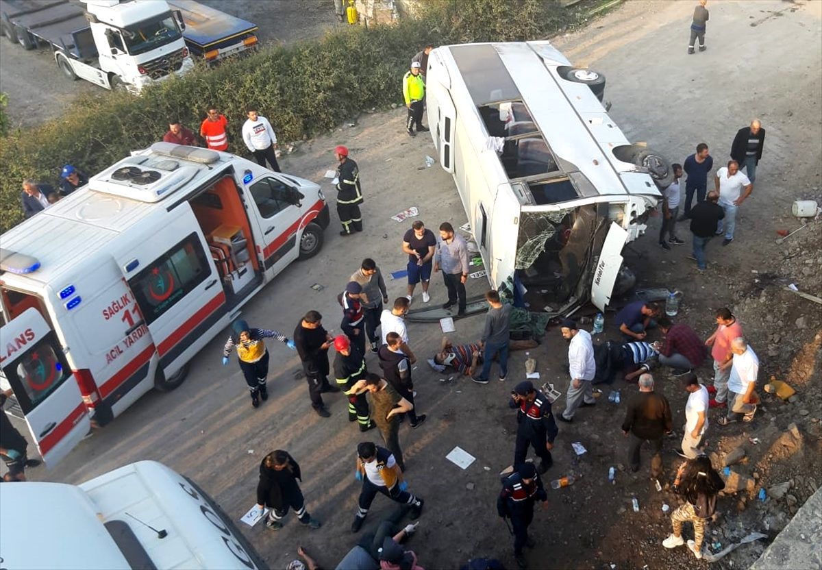 Kocaeli\'de işçi servisi devrildi: 8 yaralı