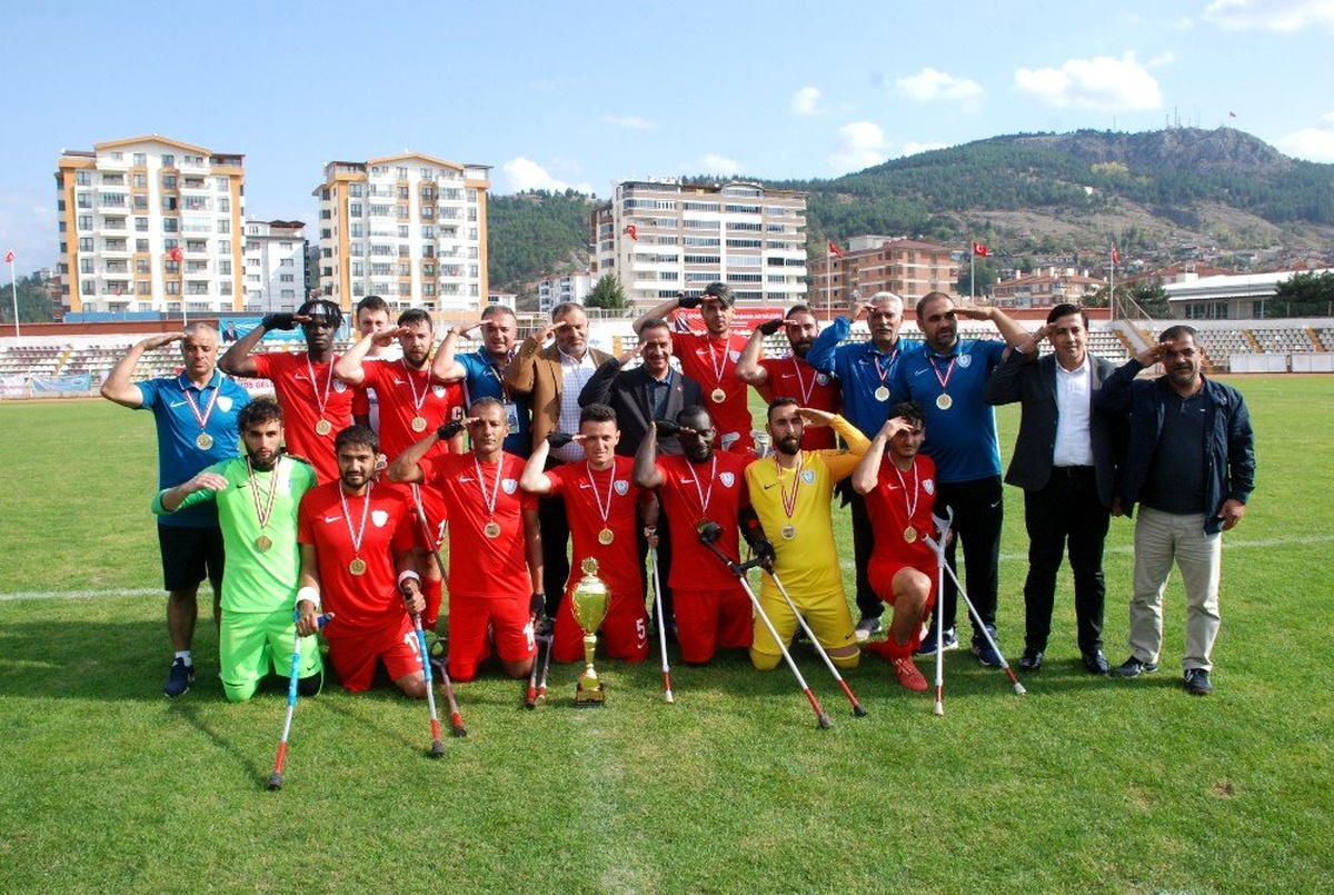 Kupa sevinci yaşamadılar, asker selamı verdiler