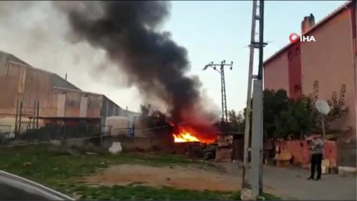 Kurtköy\'de bir fabrikanın bahçesinde bulunan paletler alev alev yanıyor.
