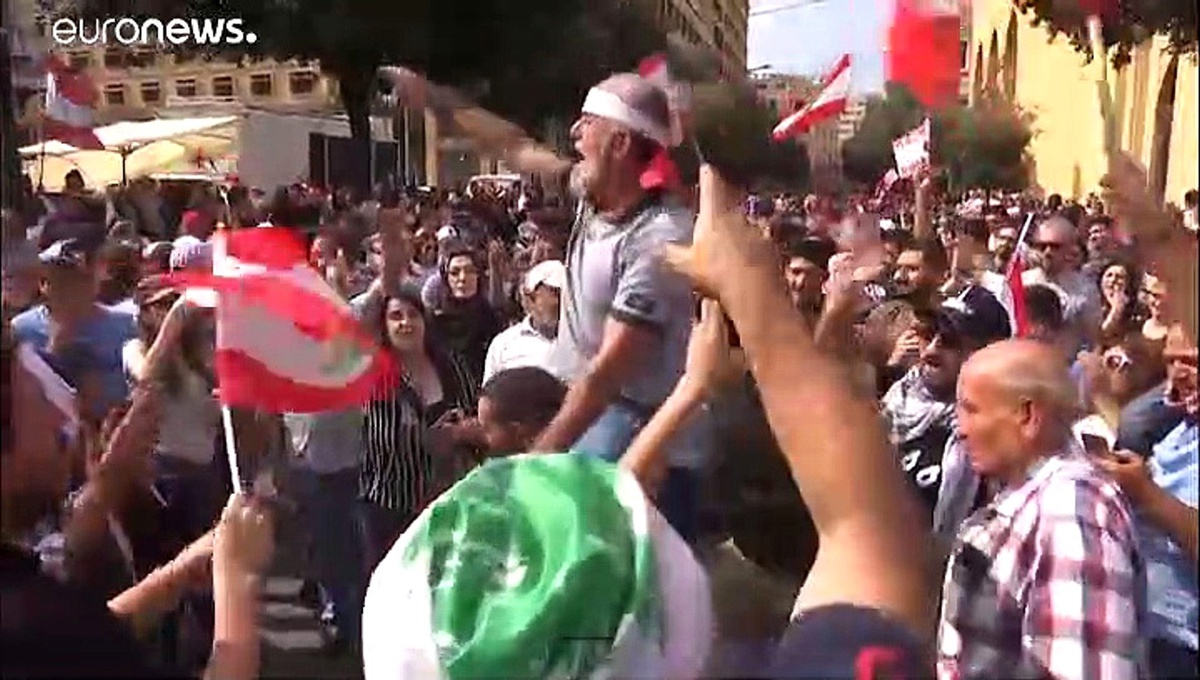 Lübnan\'da gösterilerin 4. günü: Ekonomik kriz farklı kesimleri bir araya getirdi