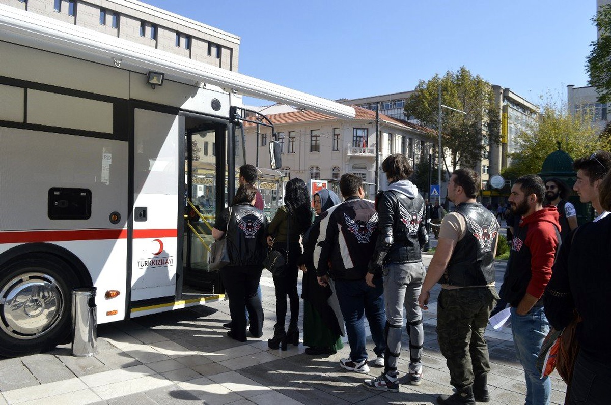 Mehmetçiklere kan bağışlamak için kuyruğa girdiler