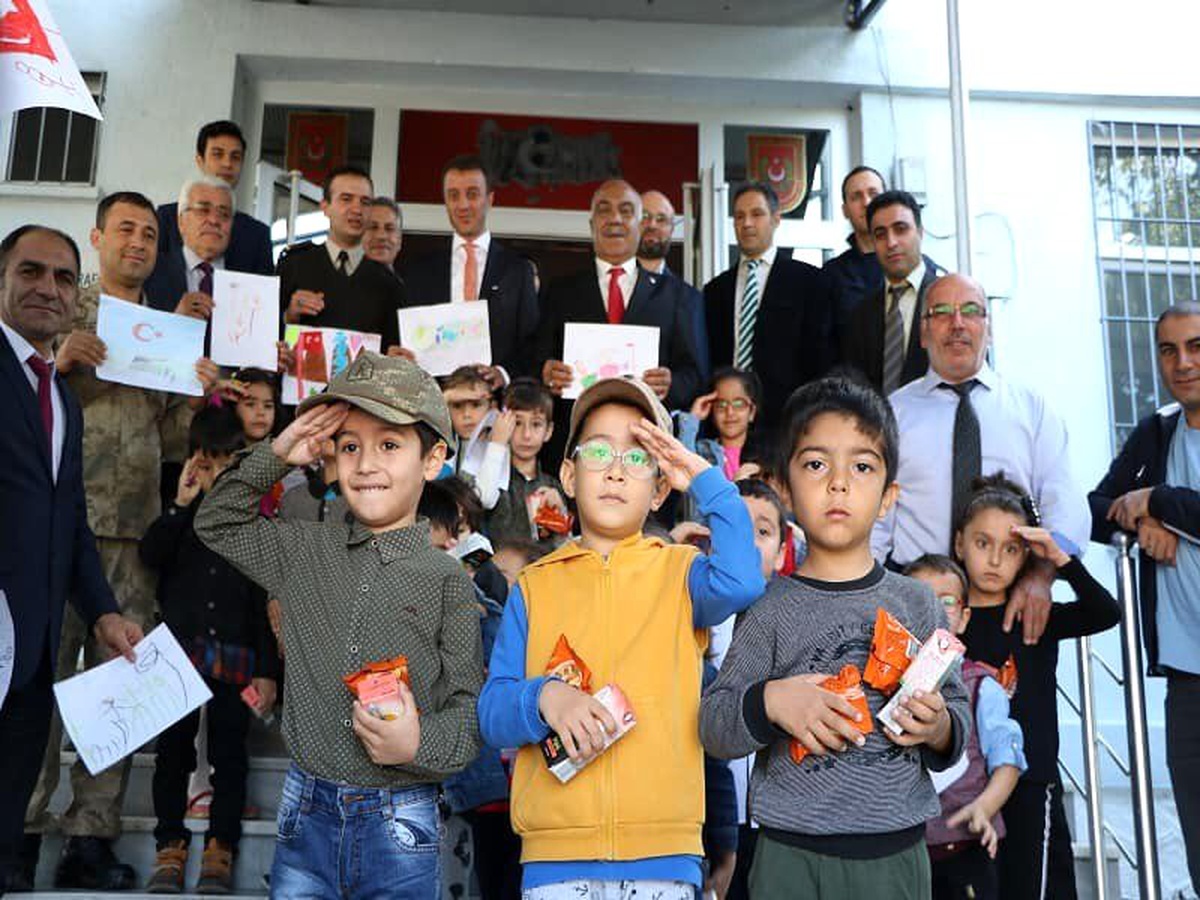 Minik yüreklerden Mehmetçiğe asker selamı