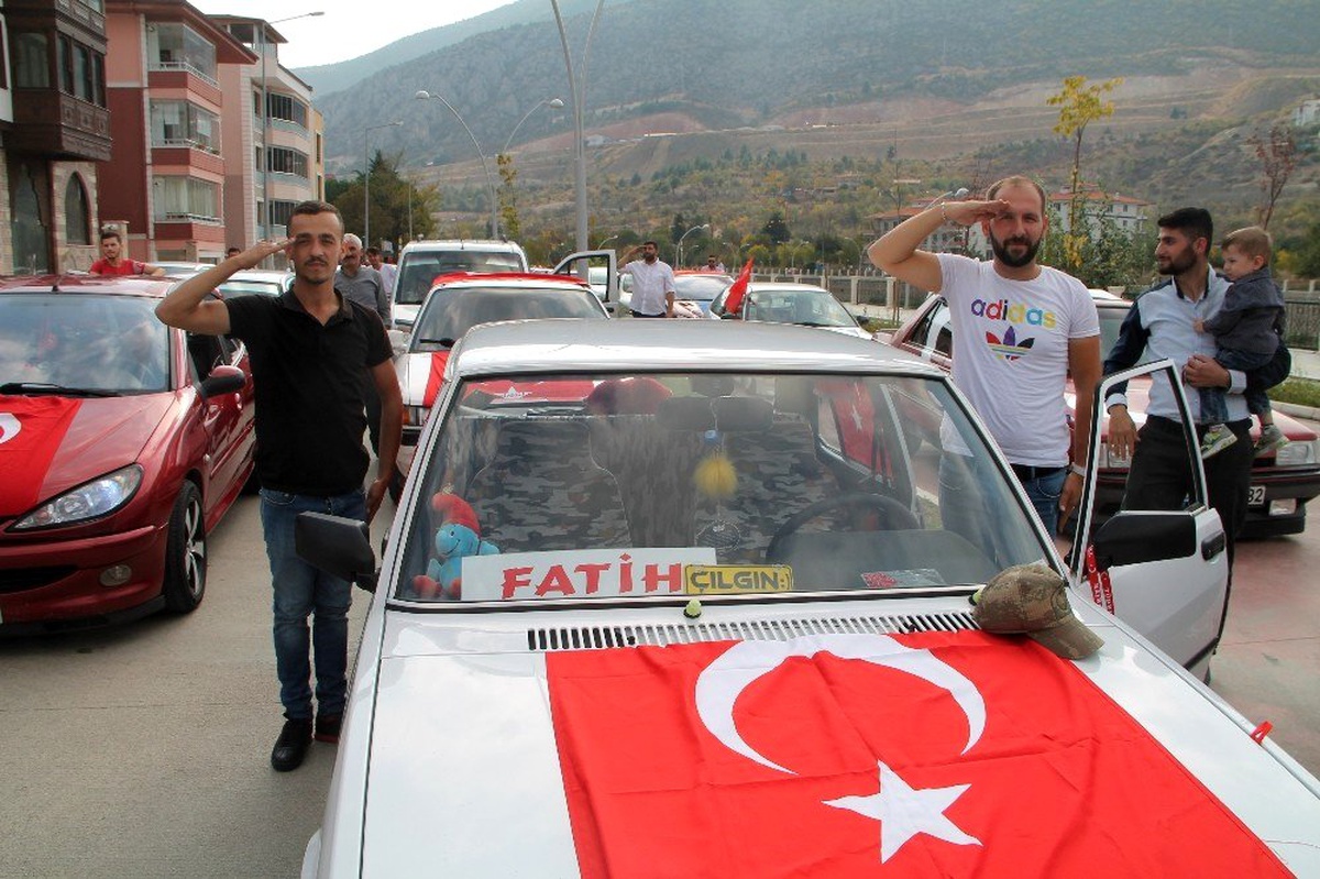 Modifiye tutkunlarından Mehmetçiğe destek konvoyu