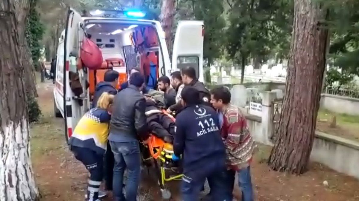 Oğlunun mezarı başında tabancayla intihara intihara kalkıştı