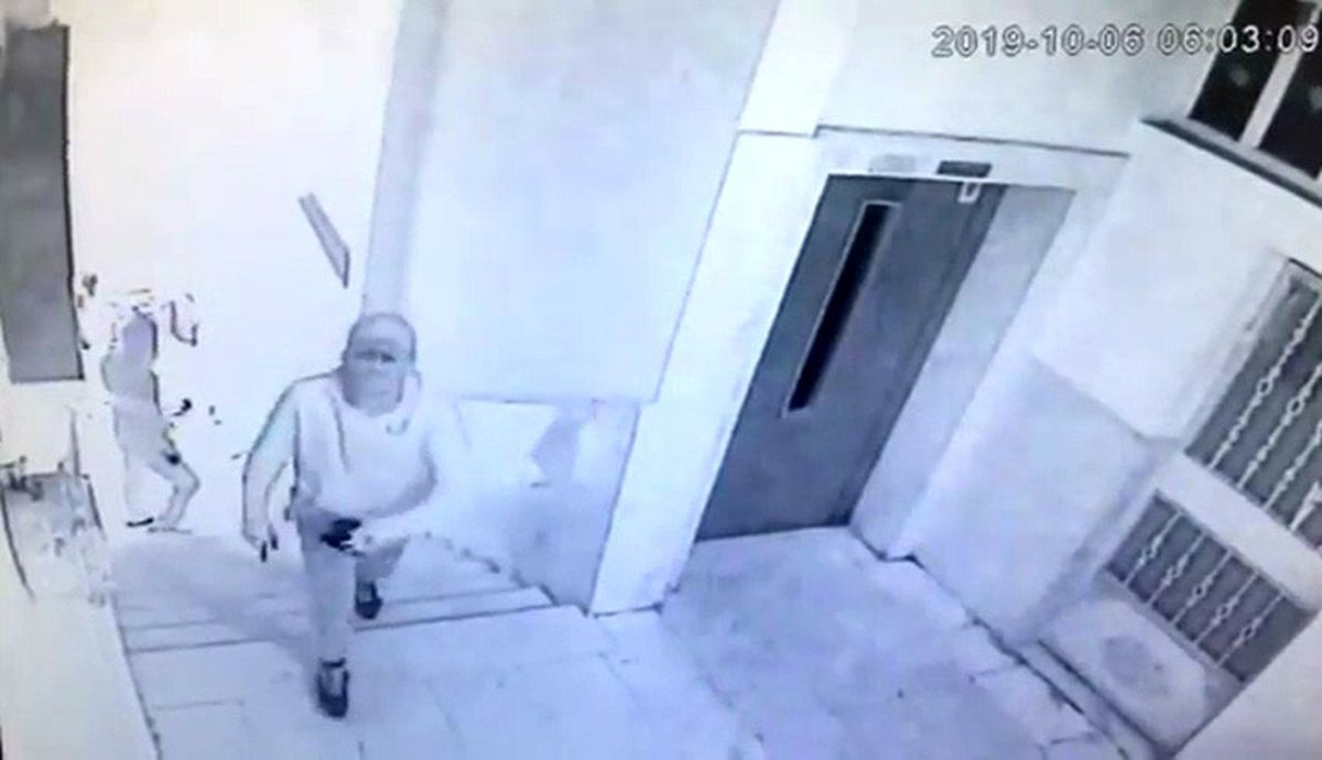 Öğrenci servisiyle iş yeri soymaya çalışan hırsızların yakalanma anı kamerada