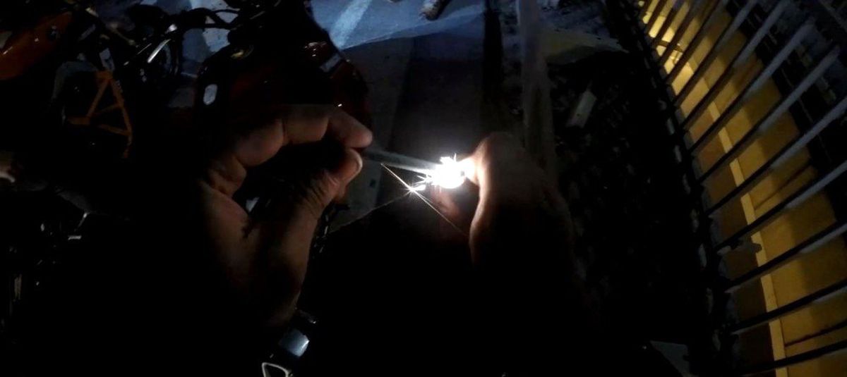 (Özel) E-5 karayolunda motosikletli gencin trafikte attığı torpil otobüsün altında patladı