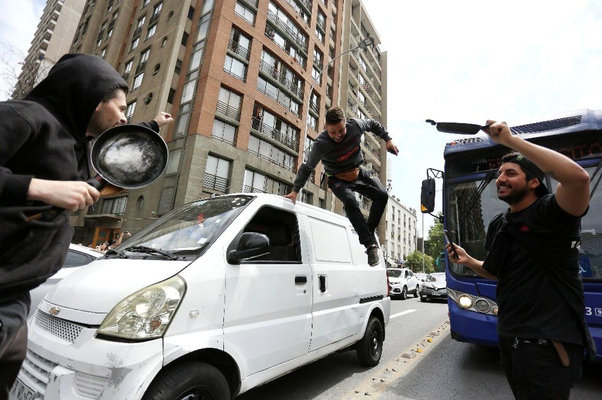 Şili\'deki protestolarda süper market yakıldı: 3 ölü