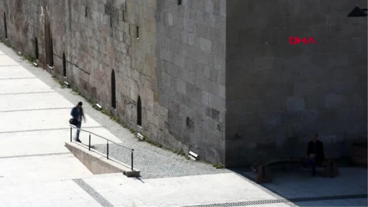 Sivas 800 yıllık tarihi medresenin duvarları yazı tahtasına döndü