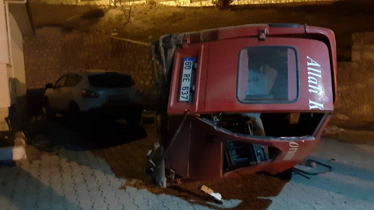 Tokat\'ta minibüs şarampole devrildi: 2 yaralı