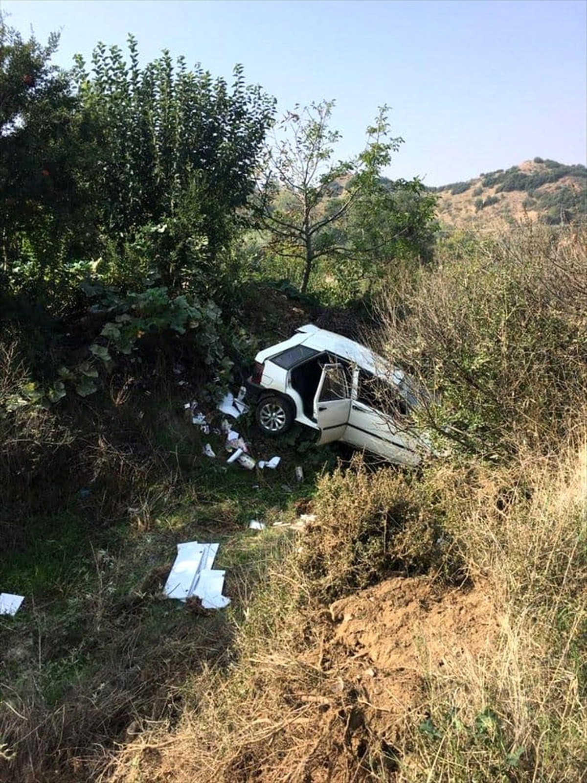 Turgutlu\'da otomobil uçuruma yuvarlandı: 1 yaralı
