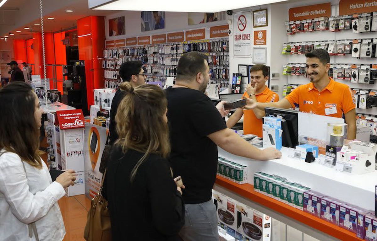Türkiye\'de iPhone 11 Satışları Gece Yarısı Başladı