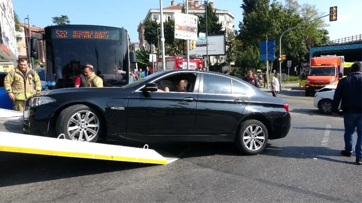 Üsküdar\'da lüks araç kaza yaptı: 6 yaralı