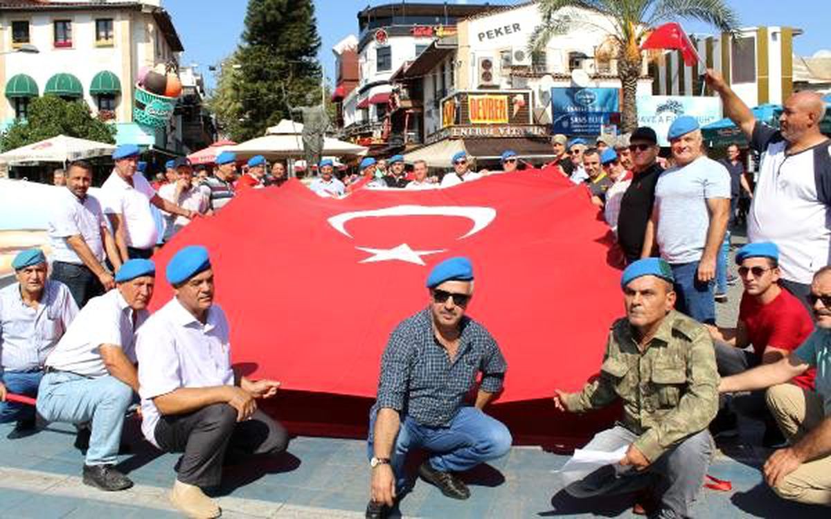 Yıllar sonra \'Komando Marşı\' okudular
