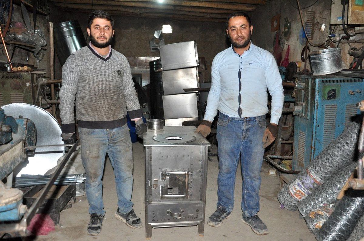 Yüksekovalı kardeşler sobacılık mesleğini sürdürüyor