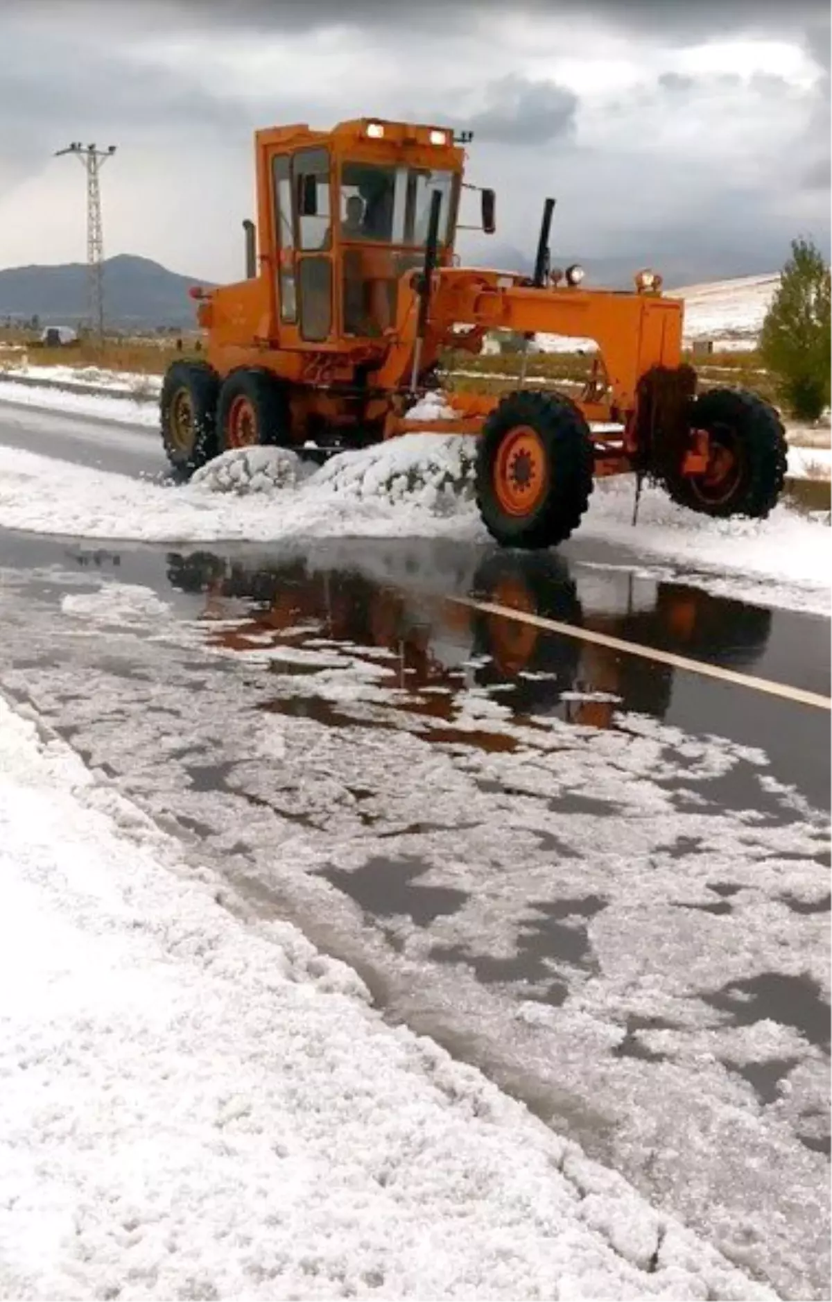 Ahlat\'ta dolu yağdı, birçok sürücü yolda kaldı