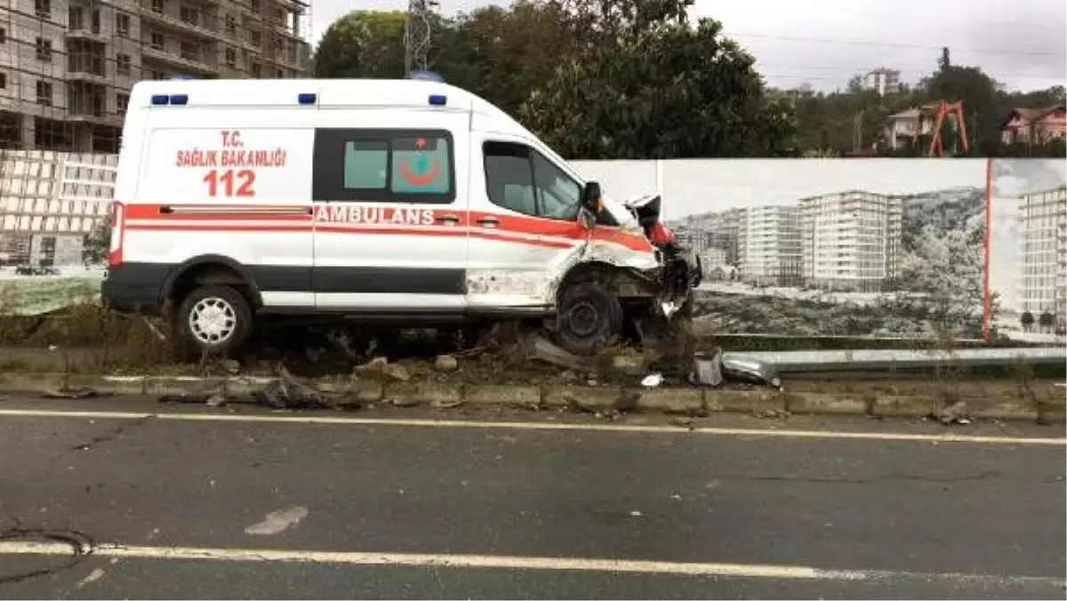 Ambulans ile kamyonet çarpıştı: 4 yaralı