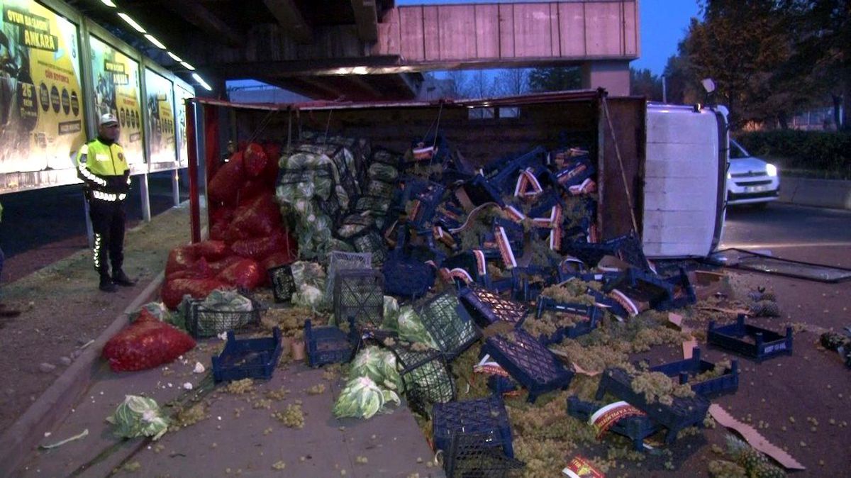 Ankara\'da lastiği kopan kamyon devrildi: 1 yaralı