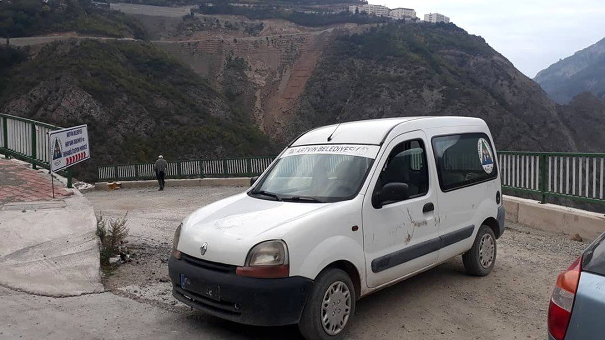 Artvin\'de yaylaya bırakılan sokak köpekleri hayvan severler ile belediyeler arasında krize neden...