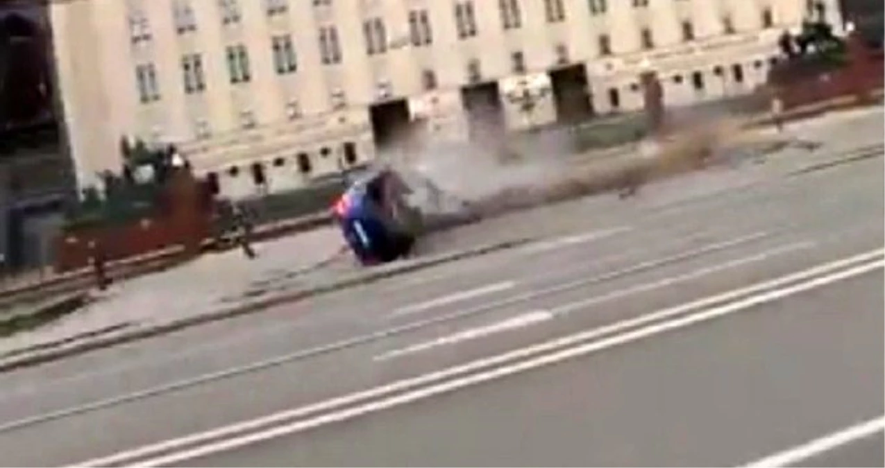 Aşırı hız yapan sürücü, otomobiliyle Rusya Savunma Bakanlığı önündeki bariyerlere daldı