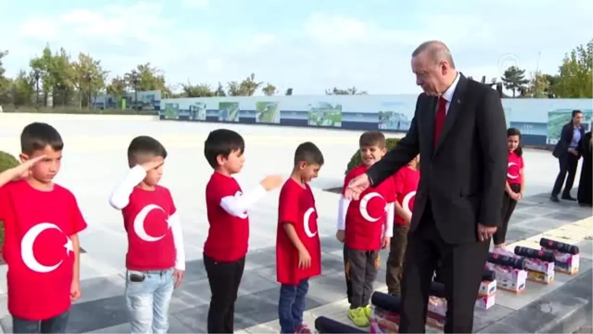 Cumhurbaşkanı Erdoğan, 15 Temmuz Şehitler Anıtı\'nı ziyaret eden öğrencilerle sohbet etti