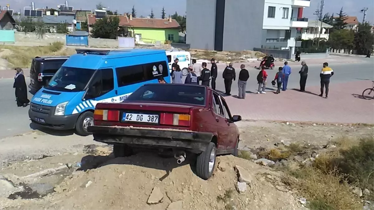 Ehliyetsiz sürücü polisten kaçarken anneyle kızına çarpıp kum yığınına saplandı