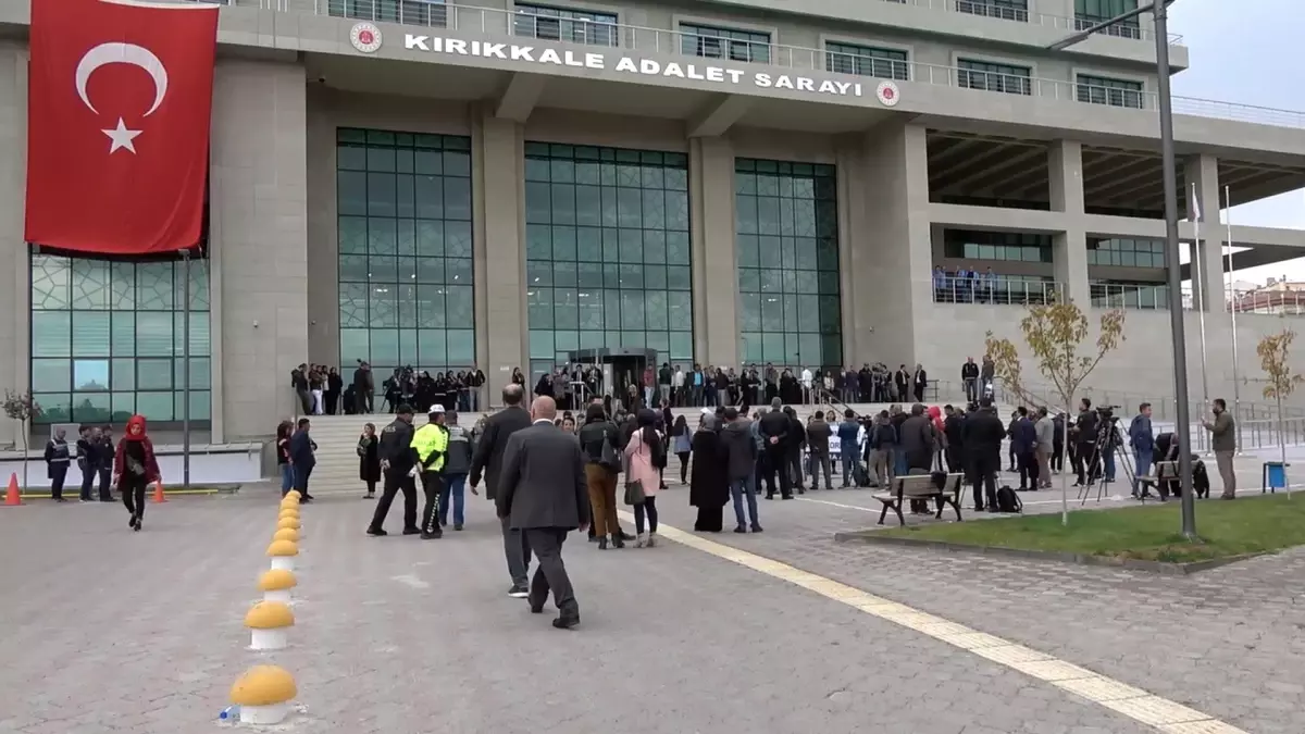 Emine Bulut\'un davasında, öldürülen kadının yakınları sanığa saldırı girişiminde bulundu